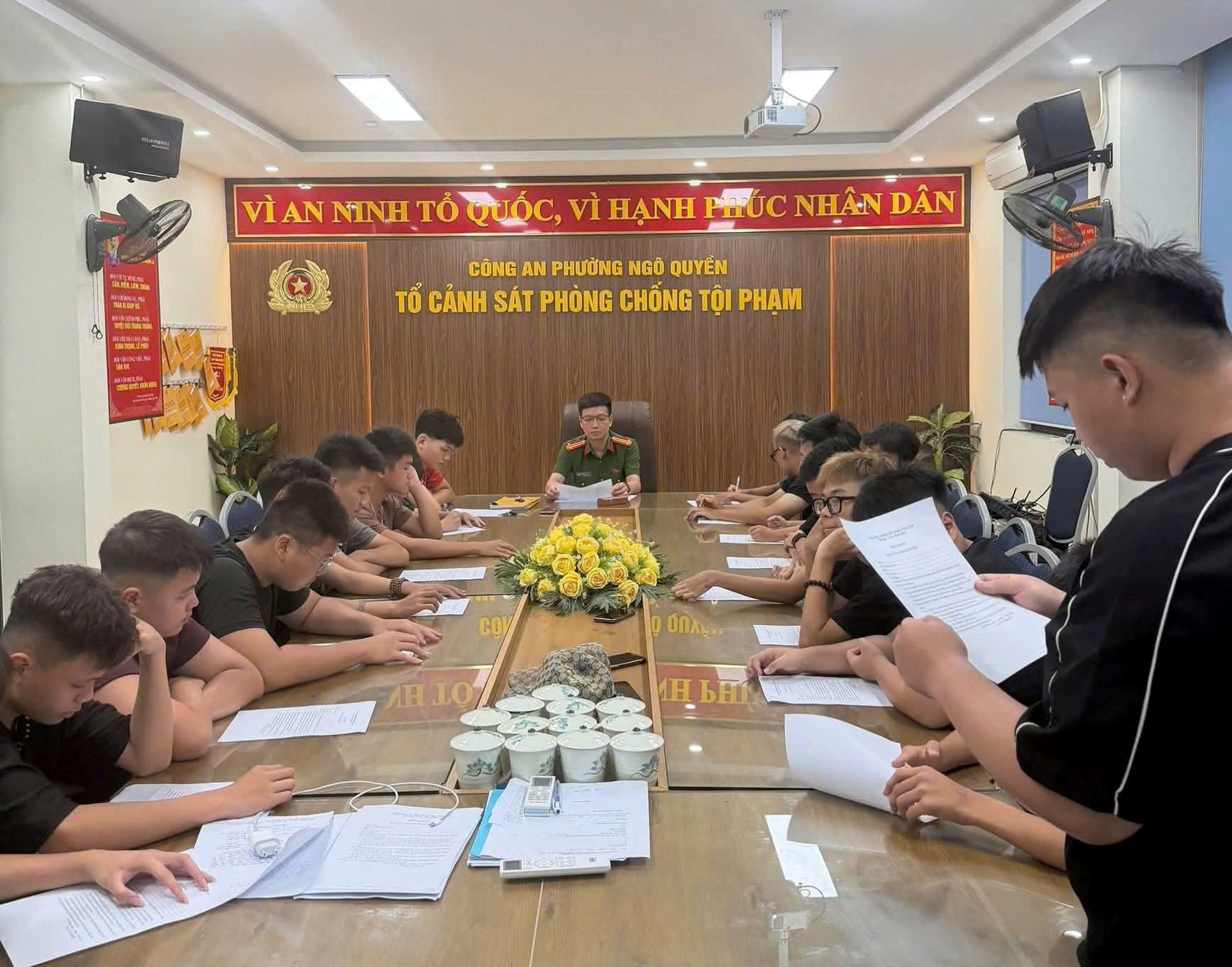 Công an phường Ngô Quyền: Tổ chức sinh hoạt, tuyên truyền pháp luật và gặp gỡ thân mật với các thanh thiếu niên